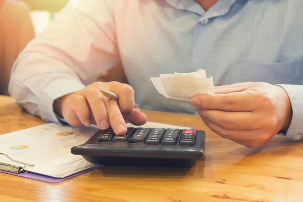 Office Çalışma Fatura Ödemeyi Hesaplamak Için Hesap Makinesini Kullanarak Adamları — Stok fotoğraf