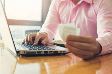 Office çalışma, dizüstü bilgisayar kullanarak ve fatura ödemeyi içeren iş adamları iş ve ekonomi kavramı