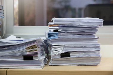 İş ve ekonomi kavramı ofis ofis masasında iş kağıt yığınını tamamlanmamış belgeler yığını çalışma,