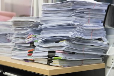 İş ve ekonomi kavramı ofis ofis masasında iş kağıt yığınını tamamlanmamış belgeler yığını çalışma,