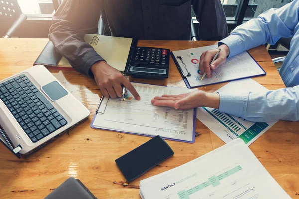 İş ve Finans office çalışma, satış analizi grafiği Office tartışırken işadamı kavramı