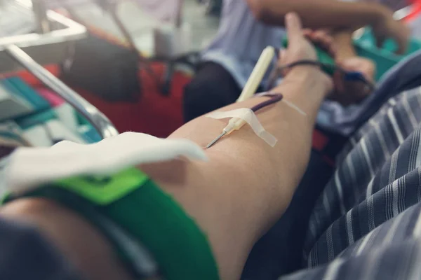 Hemşire Hastanede Kan Donörden Kan Alma — Stok fotoğraf