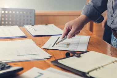 İş ve Finans office çalışma, satış analiz grafik tartışırken işadamı kavramı