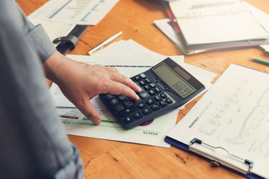 İş ve Finans office çalışma, satış analiz grafik tartışırken işadamı kavramı