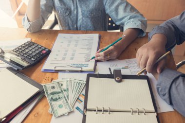 İş ve Finans office çalışma, satış analiz grafik tartışırken işadamı kavramı