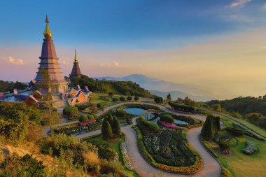 Güzel günbatımı manzara adlı iki pagoda, Doi Inthanon Milli Parkı, Chiang mai, Tayland.