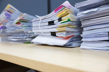 İş ve ekonomi kavramı ofis ofis masasında iş kağıt yığınını tamamlanmamış belgeler yığını çalışma,