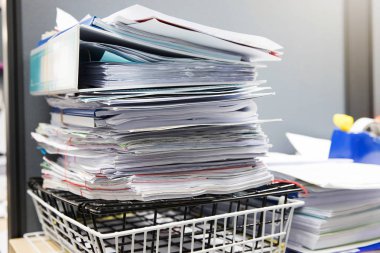 İş ve ekonomi kavramı ofis ofis masasında iş kağıt yığınını tamamlanmamış belgeler yığını çalışma,
