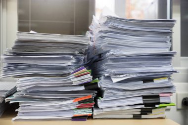 İş ve ekonomi kavramı ofis ofis masasında iş kağıt yığınını tamamlanmamış belgeler yığını çalışma,