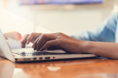 İş ve Finans office çalışma, satış analiz grafik tartışırken işadamı kavramı
