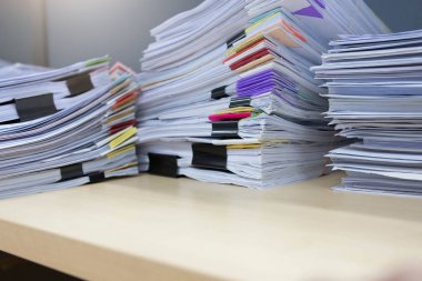 İş ve ekonomi kavramı ofis ofis masasında iş kağıt yığınını tamamlanmamış belgeler yığını çalışma,