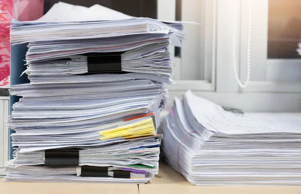 商业和金融概念的办公室工作 未完成的文件在办公室桌上 商务纸叠堆 — 图库照片