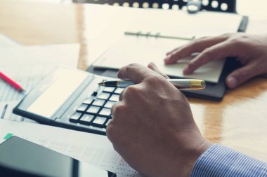 Çalışma, işadamı analizi grafiği Office tartışmak için hesap makinesini kullanarak office iş ve ekonomi kavramı