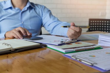 Çalışma, işadamı analizi grafiği Office tartışmak için smartphone kullanarak office iş ve ekonomi kavramı