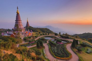 Güzel günbatımı manzara adlı iki pagoda, Doi Inthanon Milli Parkı, Chiang mai, Tayland.