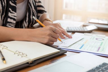 Çalışma, satış analiz grafik tartışırken işkadını office iş ve ekonomi kavramı