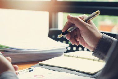 İş ve finans office çalışma, kalem tutan ve satış analizi grafiği tartışırken işadamı kavramı