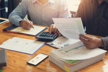 Çalışma, işadamı satış analizi grafiği tartışmak için hesap makinesini kullanarak office iş ve ekonomi kavramı