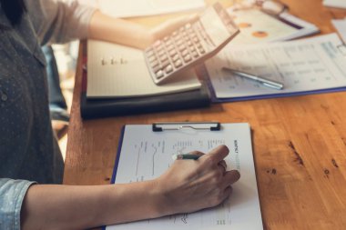 İş ve Finans office çalışma, satış analiz grafik tartışırken işadamı kavramı