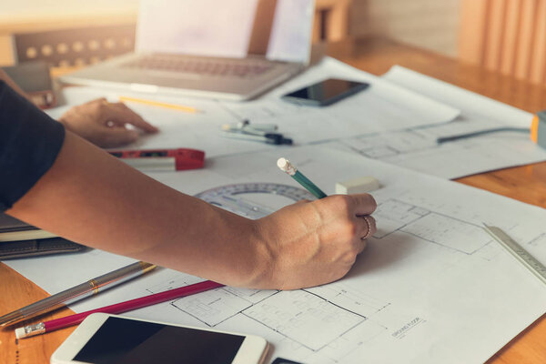 Концепция инженера и архитектора, команда инженеров-архитекторов, работающих с чертежами
