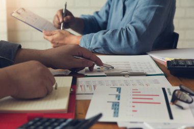 Çalışma, işadamı satış analizi grafiği tartışmak için hesap makinesini kullanarak office iş ve ekonomi kavramı