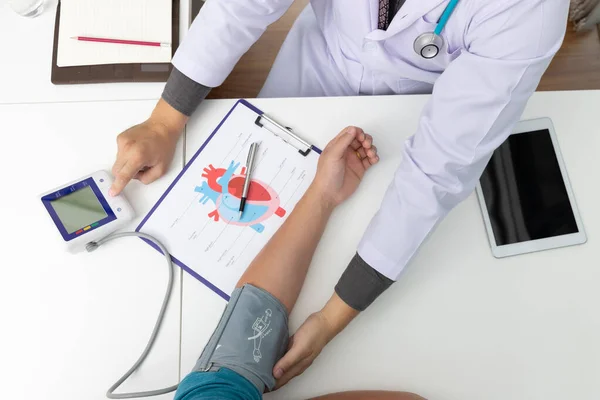 Sağlık ve tıp kavramı, sabır'ın nabzını kontrol doktor.