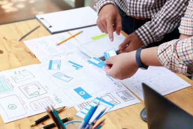 Grafik tasarımcılar cep telefonu mobil bilgisayarı için UX UI tasarım planlama uygulama şablonu şablonu düzeniyle birlikte çalışırlar