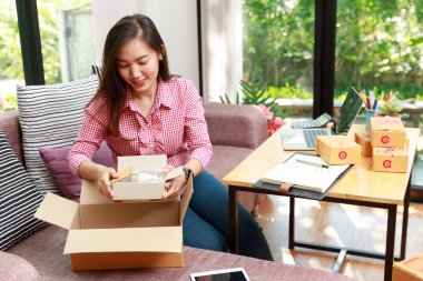 Satıcı siparişi kontrol ettikten sonra malları müşteriye göndermeye hazırlanır.