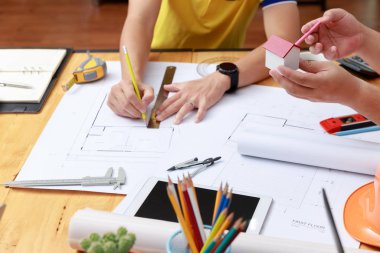 Mühendis ve Mimar konsepti, Mühendis Mimarlar ve İç mimar ofis takımı planlarla çalışıyor