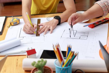 Mühendis ve Mimar konsepti, Mühendis Mimarlar ve İç mimar ofis takımı planlarla çalışıyor