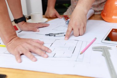 Mühendis ve Mimar konsepti, Mühendis Mimarlar ve İç mimar ofis takımı planlarla çalışıyor