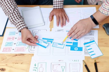 Grafik tasarımcılar cep telefonu mobil bilgisayarı için UX UI tasarım planlama uygulama şablonu şablonu düzeniyle birlikte çalışırlar