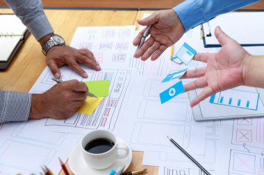 Grafik tasarımcılar cep telefonu mobil bilgisayarı için UX UI tasarım planlama uygulama şablonu şablonu düzeniyle birlikte çalışırlar