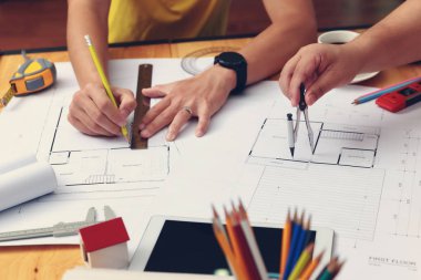 Mühendis ve Mimar konsepti, Mühendis Mimarlar ve İç mimar ofis takımı planlarla çalışıyor