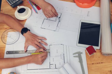 Mühendis ve Mimar konsepti, Mühendis Mimarlar ve İç mimar ofis takımı planlarla çalışıyor