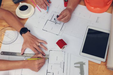 Mühendis ve Mimar konsepti, Mühendis Mimarlar ve İç mimar ofis takımı planlarla çalışıyor