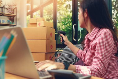 Satıcı siparişi kontrol ettikten sonra malları müşteriye göndermeye hazırlanır.