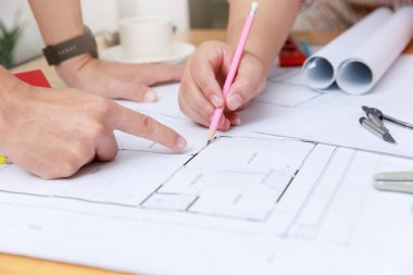 Mühendis ve Mimar konsepti, Mühendis Mimarlar ve İç mimar ofis takımı planlarla çalışıyor