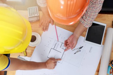 Mühendis ve Mimar konsepti, Mühendis Mimarlar ve İç mimar ofis takımı planlarla çalışıyor