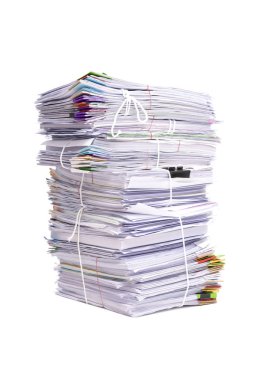 Beyaz arka plan üzerinde izole iş kağıt yığını