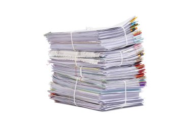 Beyaz arka plan üzerinde izole iş kağıt yığını