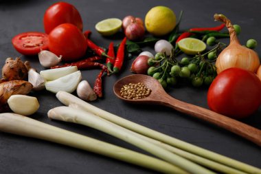 Tayland mutfağı. Esmer arka planda çeşitli otlar, baharatlar ve malzemeler var. Kopyalama alanı olan üst görünüm