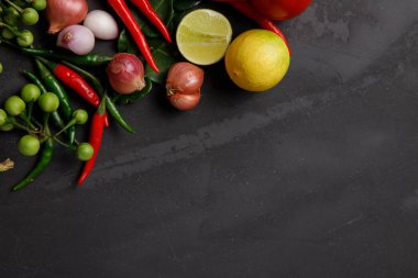 Tayland mutfağı. Esmer arka planda çeşitli otlar, baharatlar ve malzemeler var. Kopyalama alanı olan üst görünüm