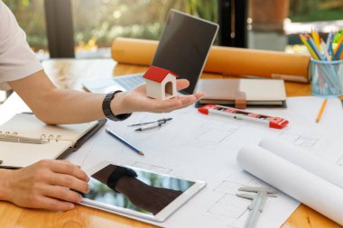 Mühendis ve Mimar konsepti, Mühendis Mimarlar ve İç mimar ofis takımı planlarla çalışıyor