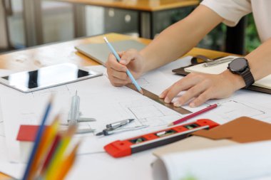 Mühendis ve Mimar konsepti, Mühendis Mimarlar ve İç mimar ofis takımı planlarla çalışıyor