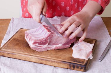 pişmemiş domuz kesim