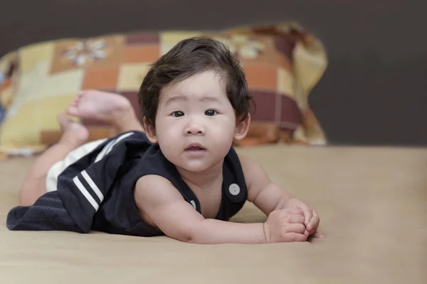 Adorable asiático bebé chica acostado en la cama . —  Fotos de Stock
