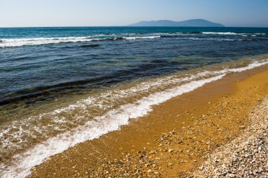 Mavi dalgalar üzerinde kum 