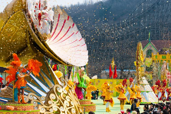 Bir street parade renkli kostümleri dansçılar — Stok fotoğraf