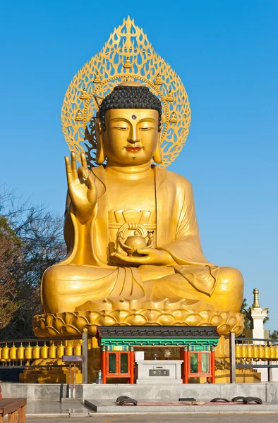 Goldene Buddha-Statue im buddhistischen Tempel — Stockfoto